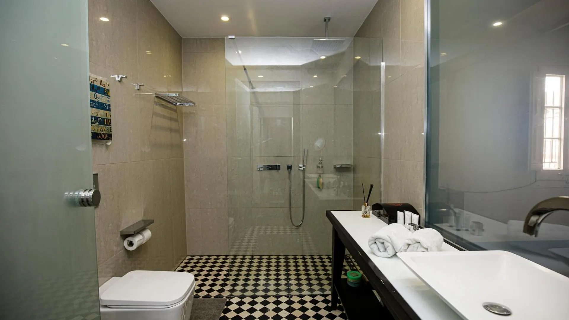 Luminous Top Floor Apartment With Terrace Barcelona